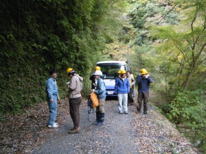 千葉演習林で人工林施業について技術職員から話を聞く