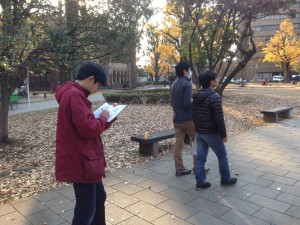 秋の本郷キャンパスで鳥の調査